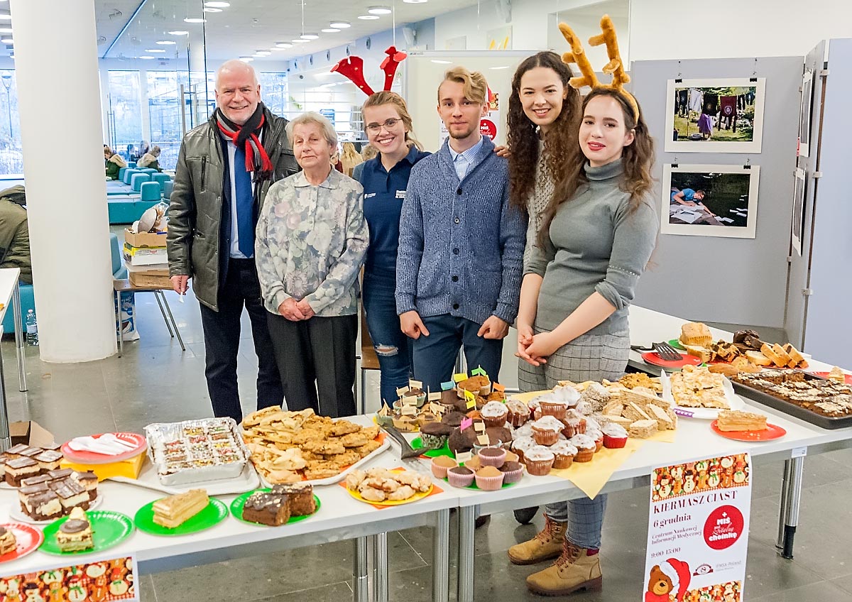 Rektor z uczestnikami kiermaszu 